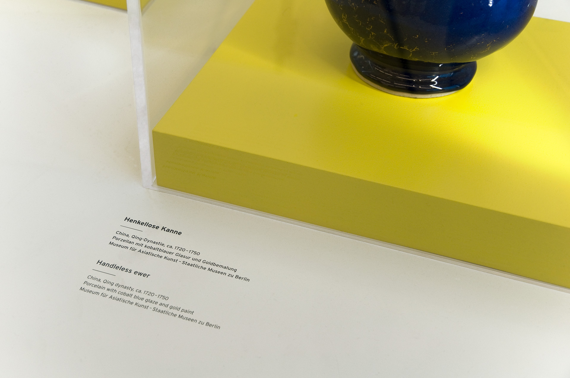 Nahaufnahme Exponatbeschriftung "Henkellose Kanne"