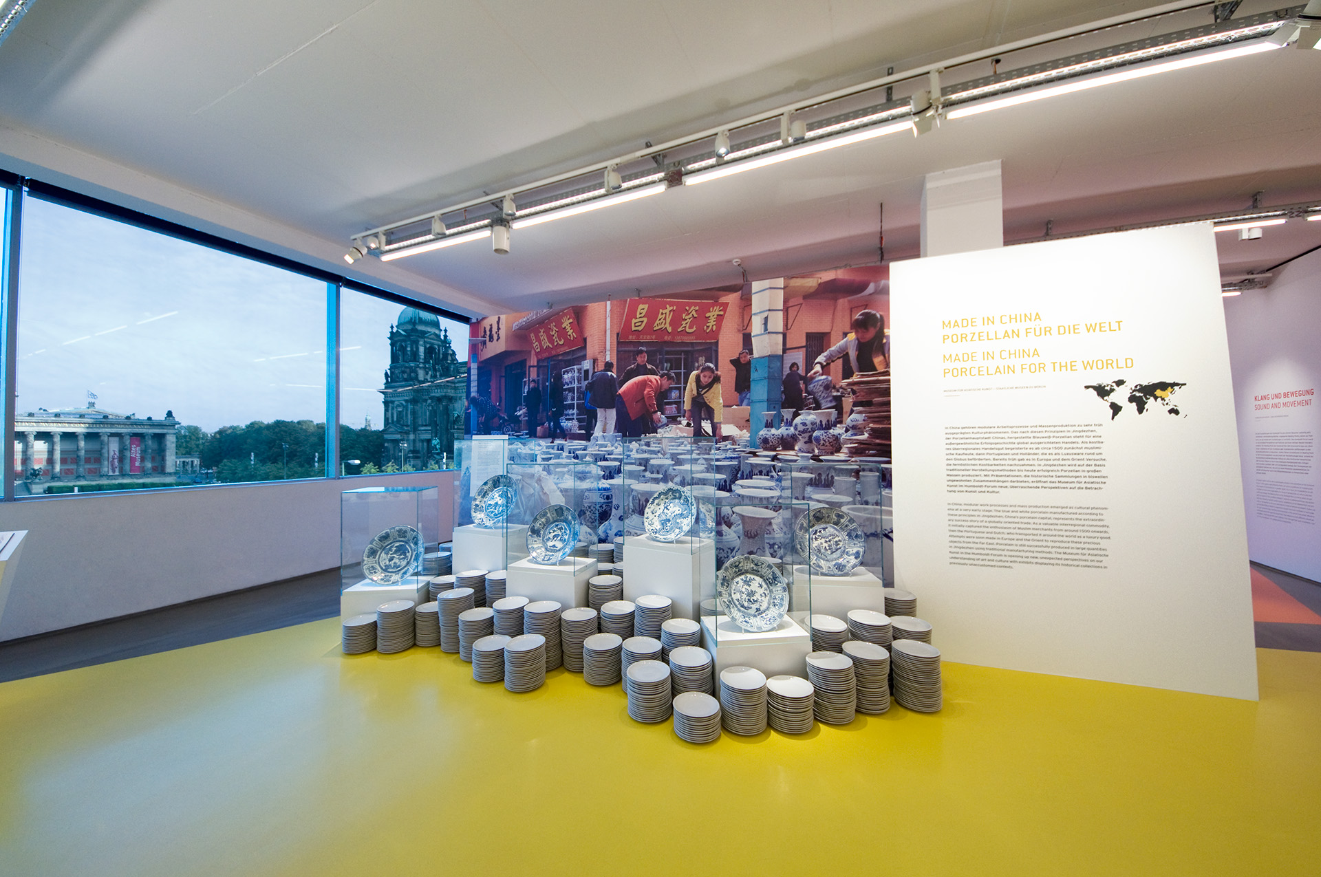 Ausstellungswand mit Installation und Aufsatzvitrinen. Thema "Made in China"