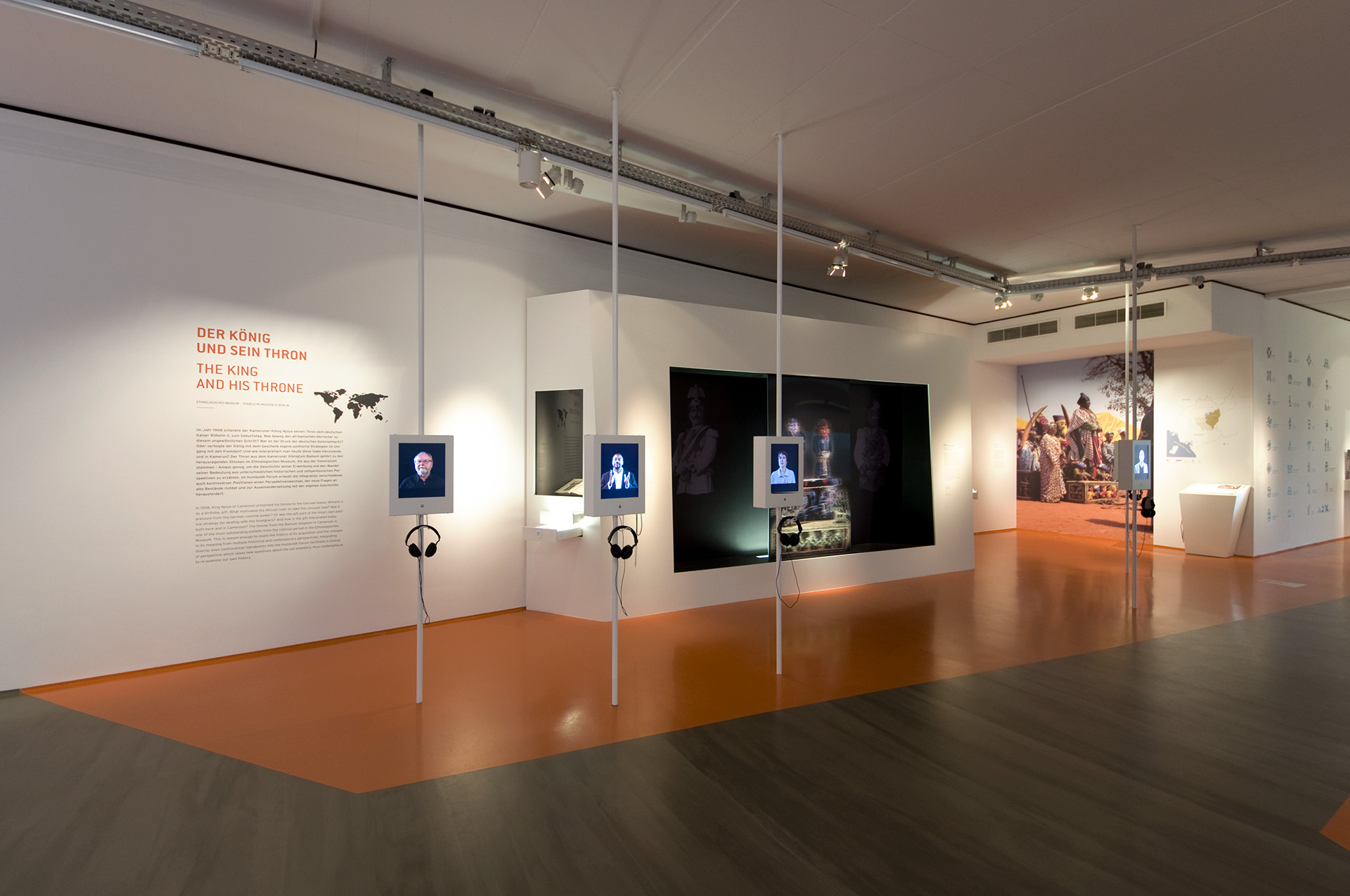 Blick auf drei Monitorboxen an denen Kopfhörer befestigt sind