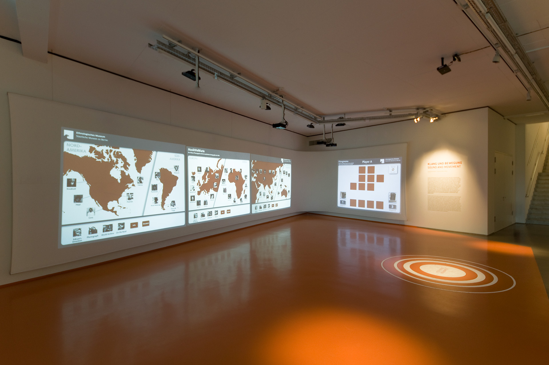 Blick in Raum mit verschiedenen Projektionen