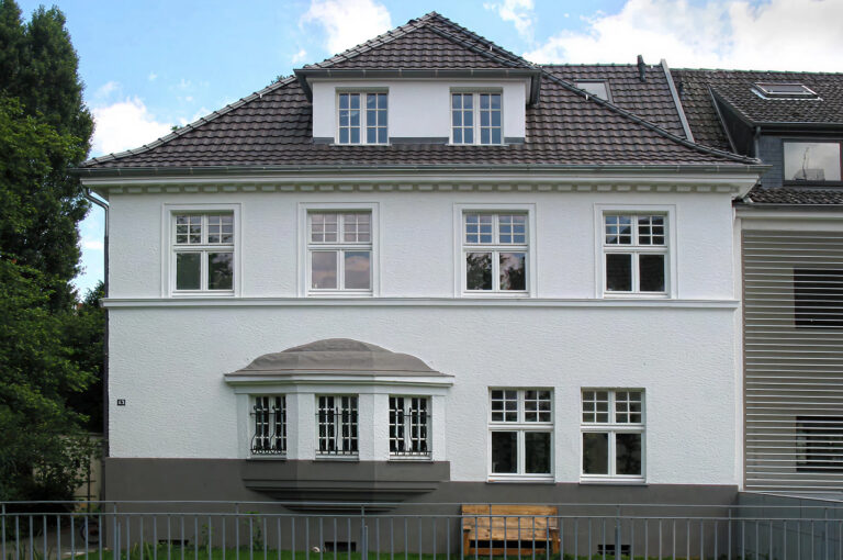 Blick auf das Haus von der Straße aus.