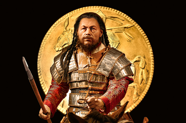 Reiter auf Pferd vor großer golden leuchtender Münze