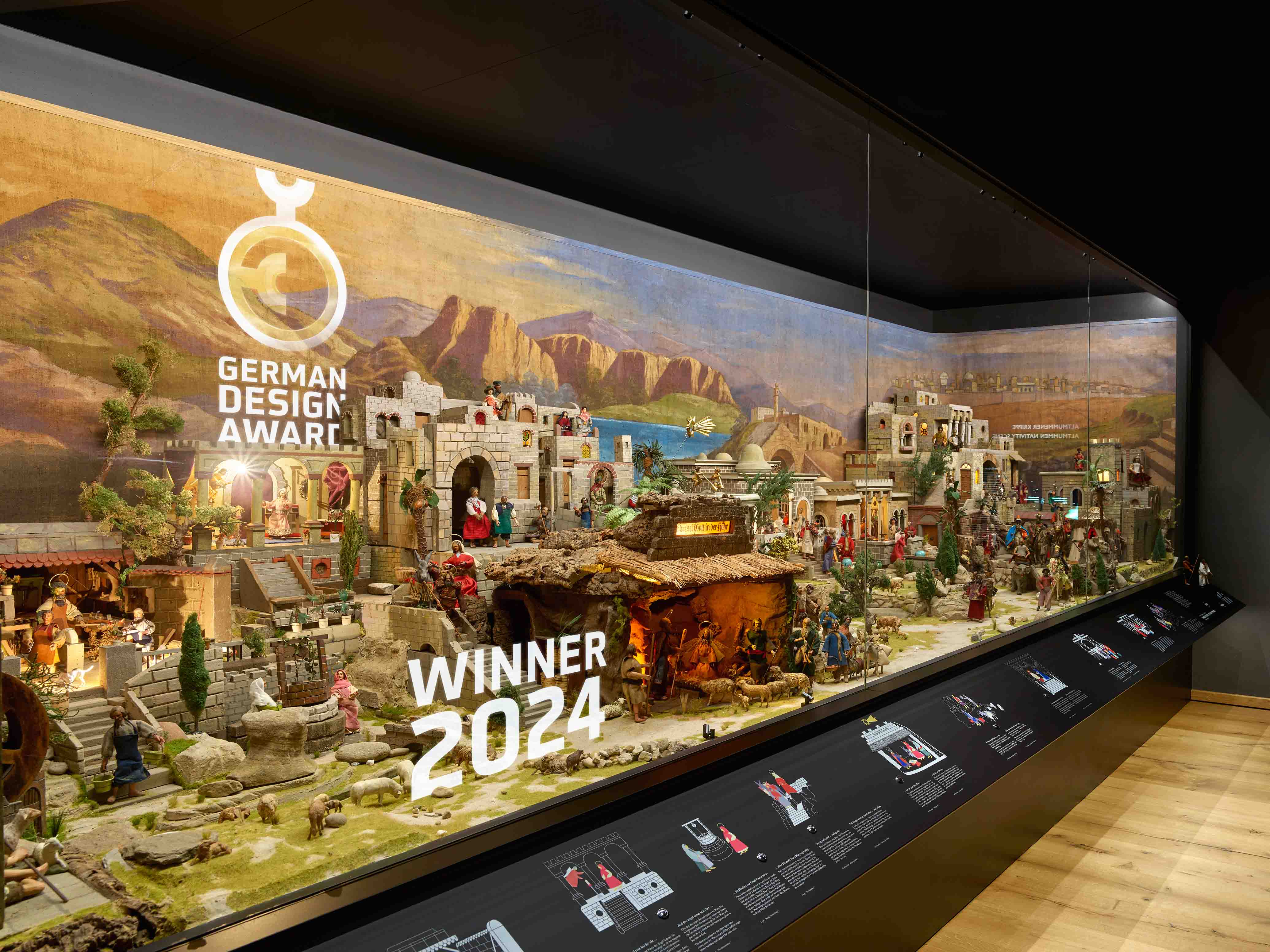 Blick auf eine große Wandvitrine.