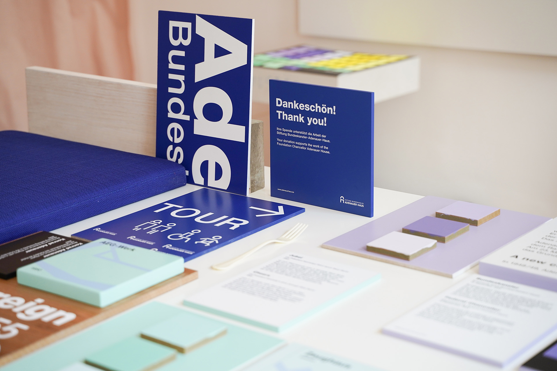 Fotografie einer Bemusterung verschiedener Elemente für die Konrad-Adenauer Ausstellung