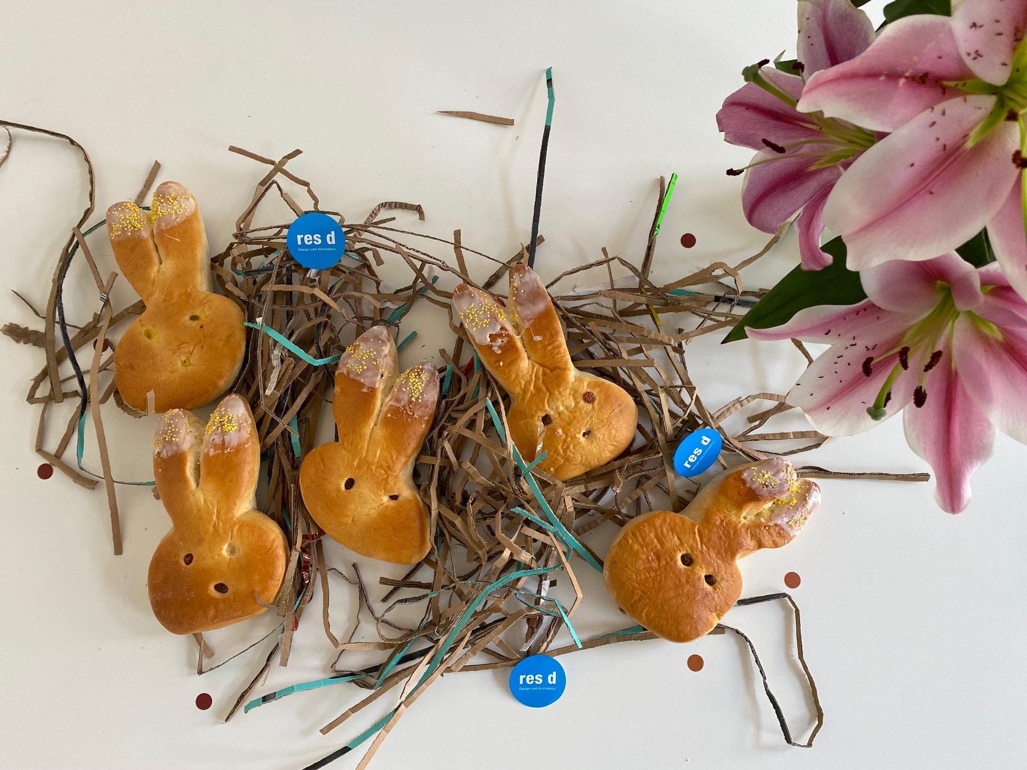 kleines Osternest mit blauen Eiern und Hefegebäck-Hasen