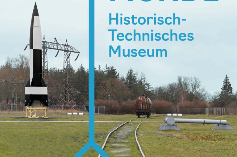 Titelbild "Peenemünde" Foto vom Gelände mit großer Rakete im Hintergrund