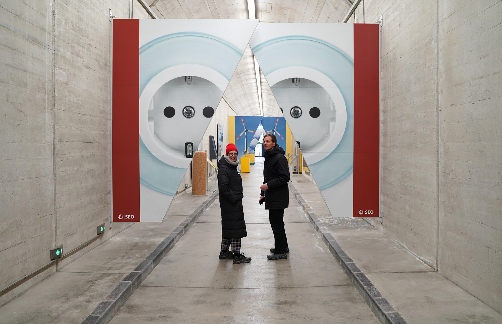 Rebecca Schröder und Alexander Hesse stehen in dem aktuellen Besucher*innen-Parcours