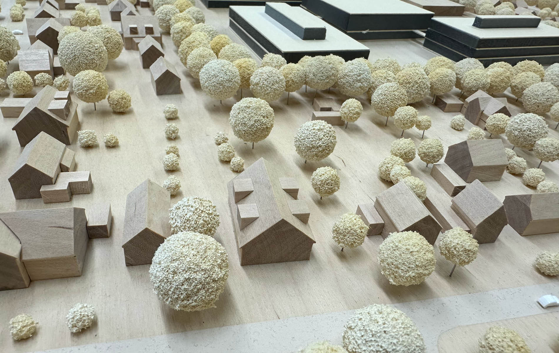 Detailaufnahme eines Holzmodells des Schulcampus