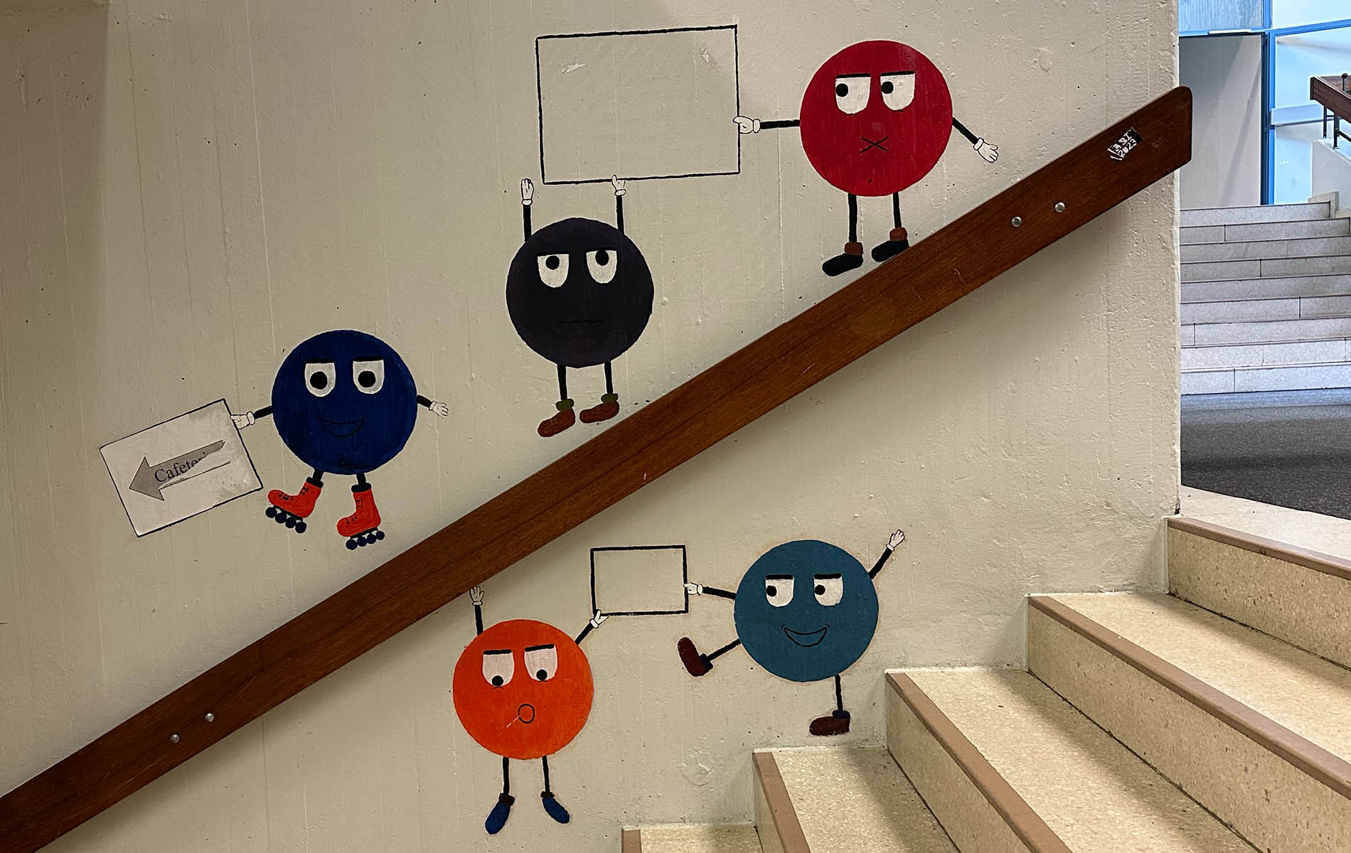 Foto eines Treppenlaufes mit gemalten Figuren