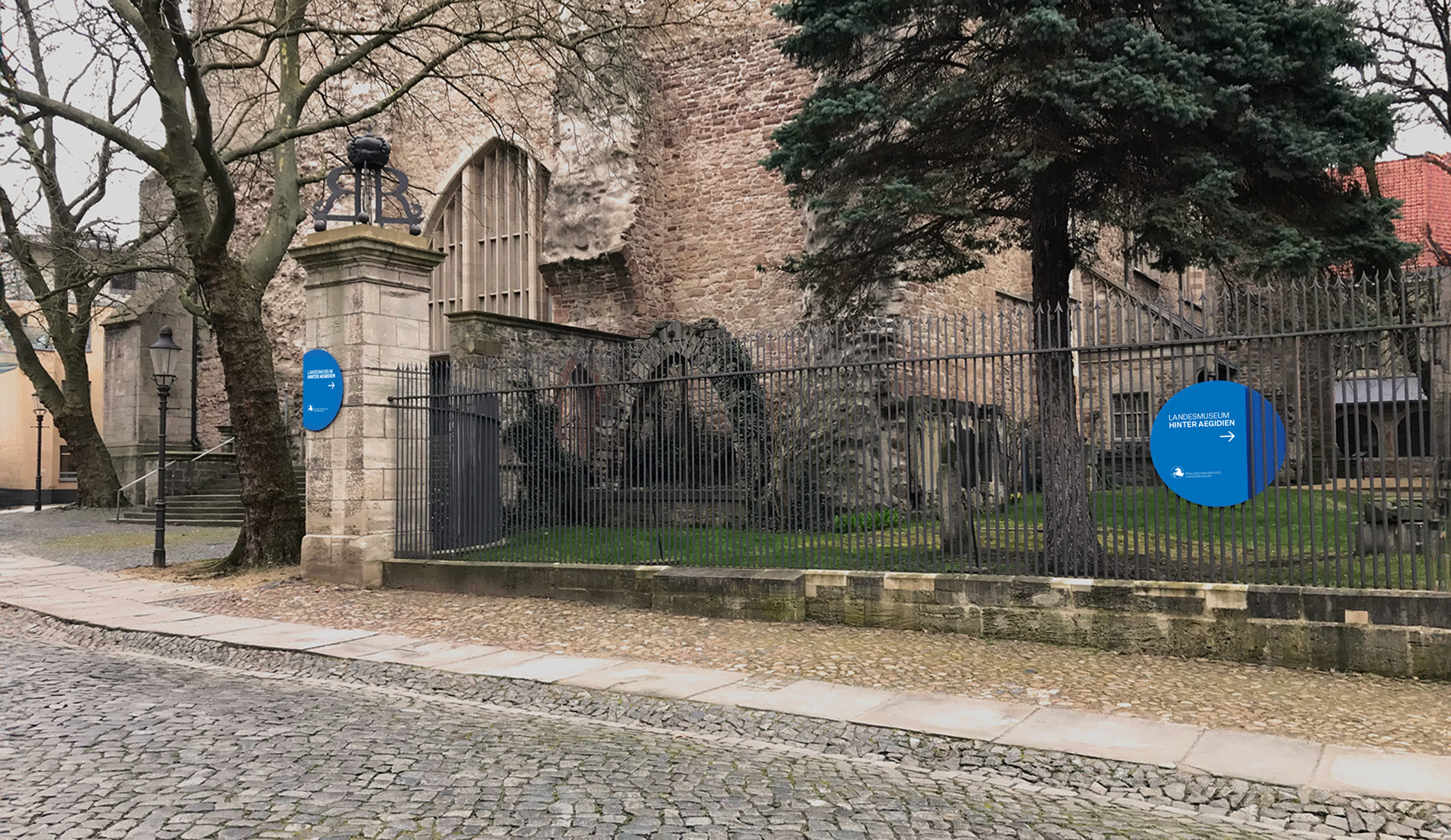 Blick auf blaue runde Orientierungsschilder