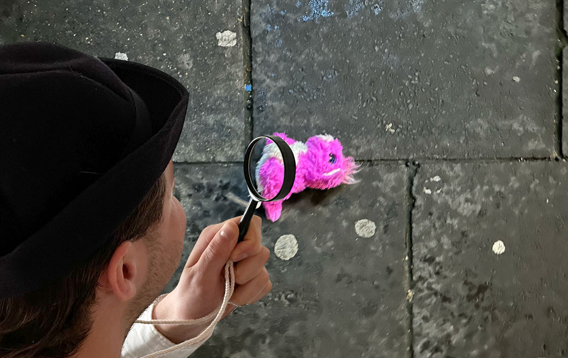 res d Mitarbeiter verkleidet als Detektiv untersucht mit seiner Lupe ein pinkes Kuscheltier auf der Straße