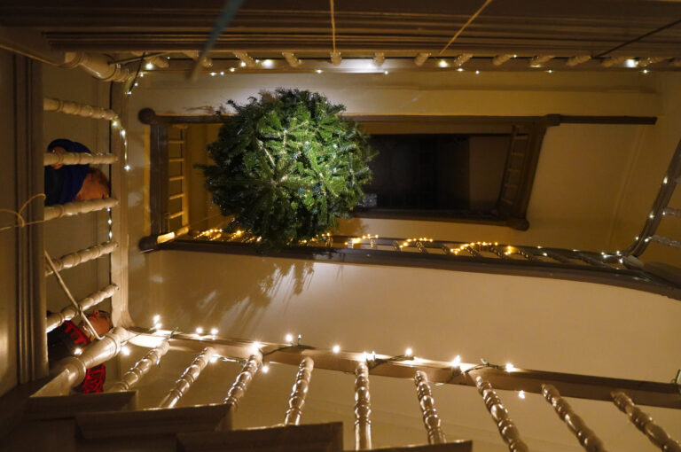 Foto von umgedrehten Tannenbaum im Luftraum der Treppe