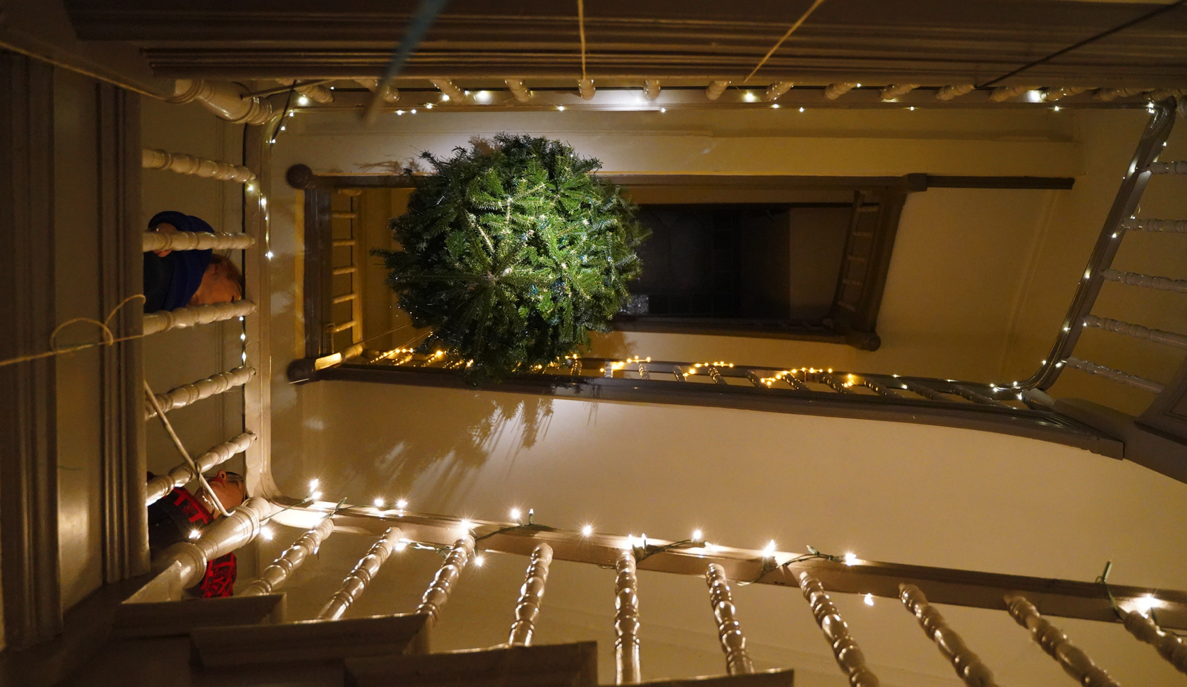 Foto von umgedrehten Tannenbaum im Luftraum der Treppe