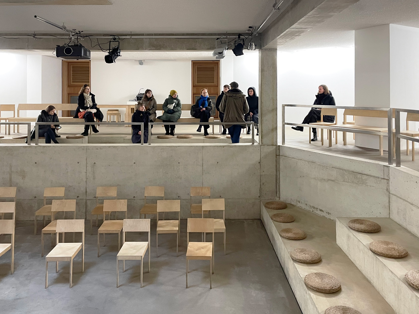 Das Team von res d während der Führung durch die NATO-Raketenstation