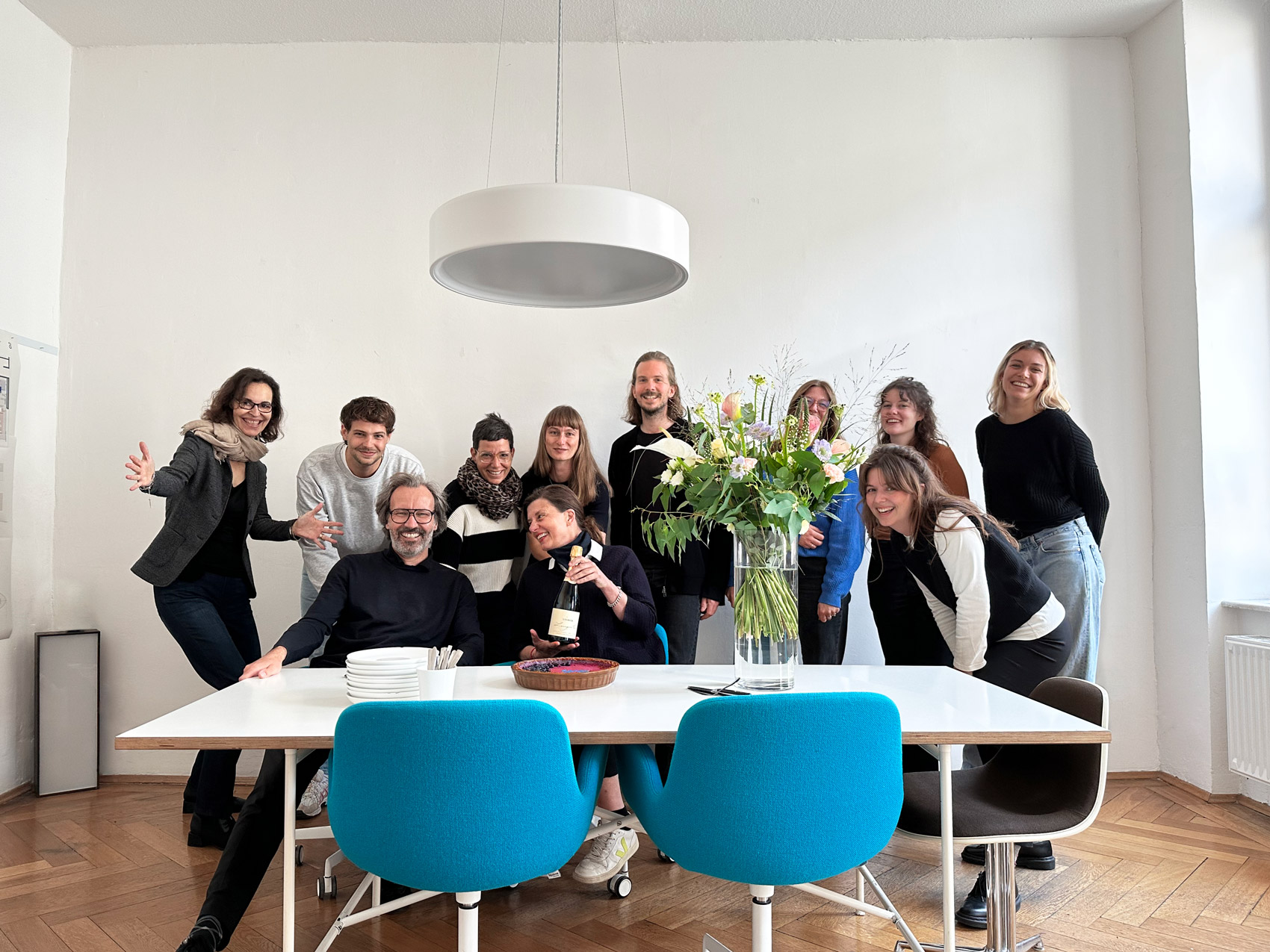 Das Team von res d hinter den beiden Sitzenden Ingo Plato und Rebecca Schröder.