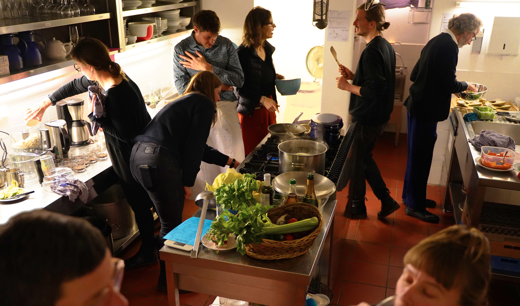 Das Team von res d in der Küche am Kochen.