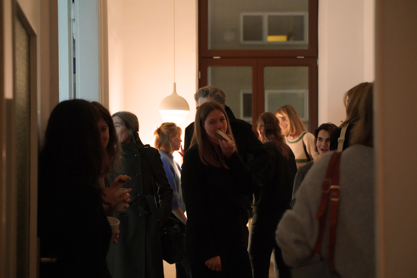 Frauke Jenkner mit Kuchen in der Hand.