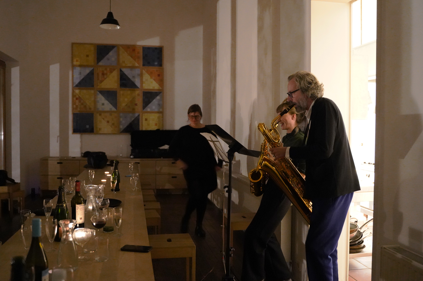 Ingo Plato und Kathrin Rutschmann spielen Saxophon während Rebecca Schröder tanzt.