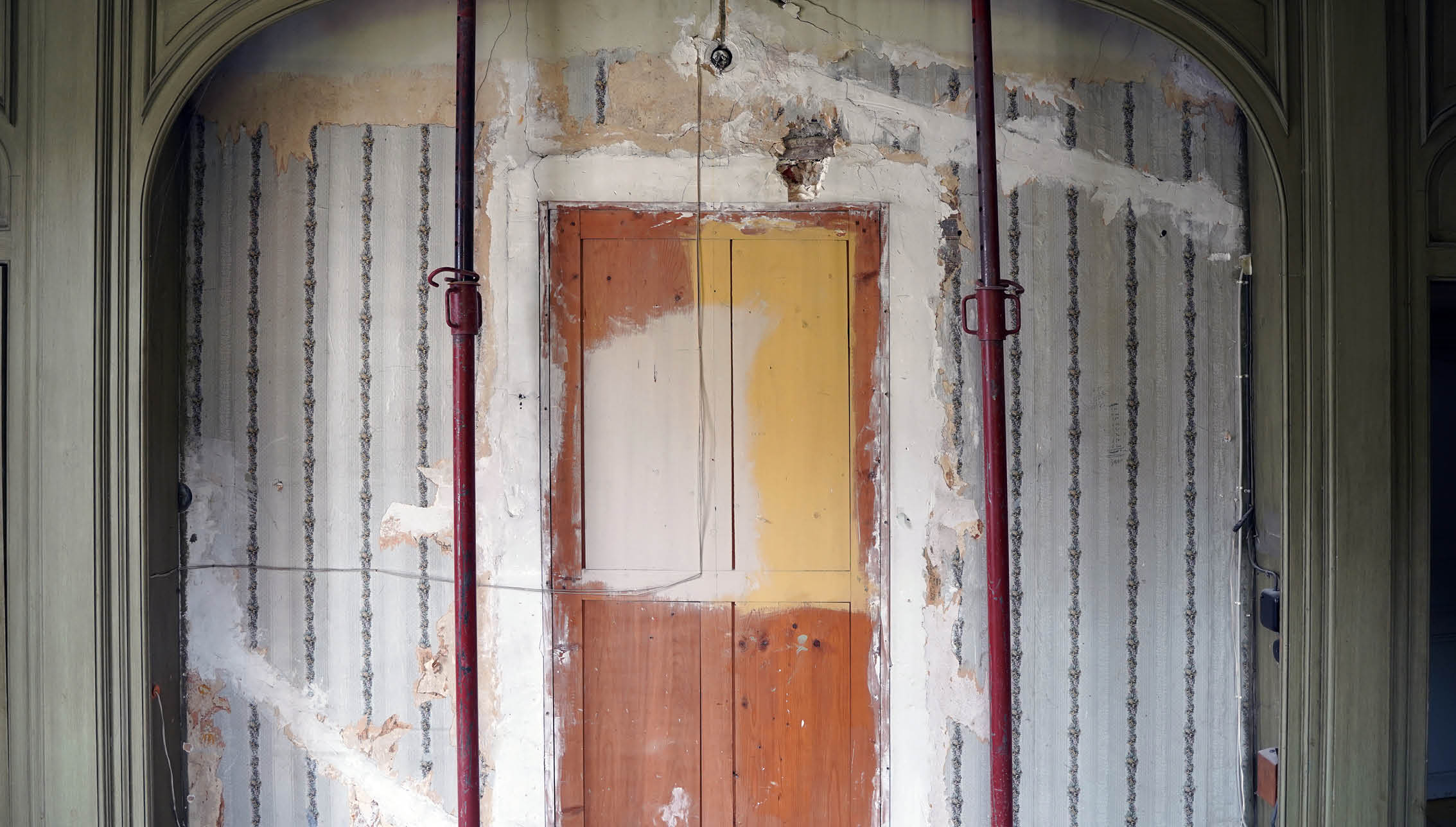 Blick auf eine alte Tür im Renovierungsprozess