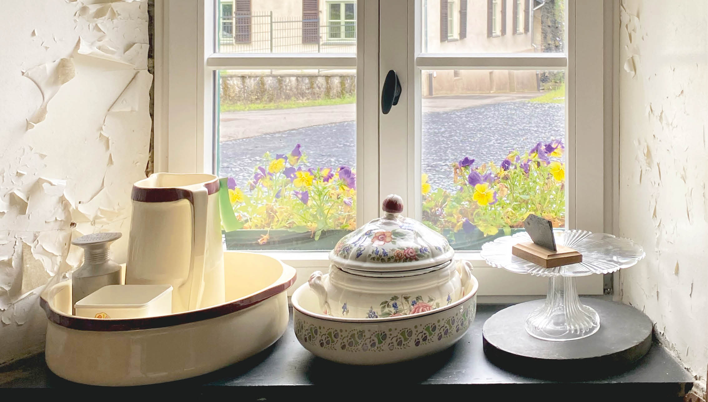 Altes Geschirr auf einer Fensterbank