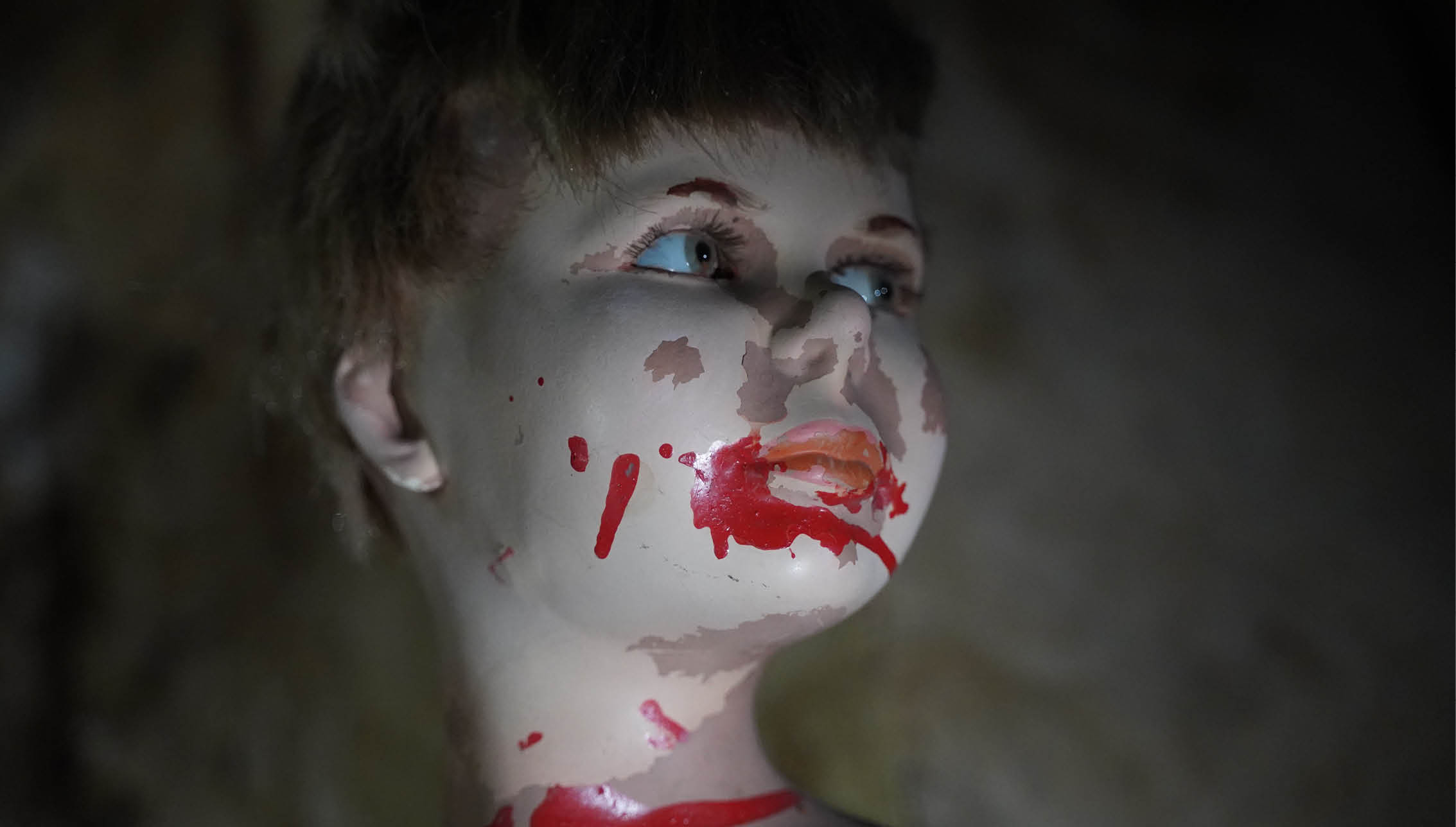 Detailaufnahme eines beschädigten alten Puppenkopfes