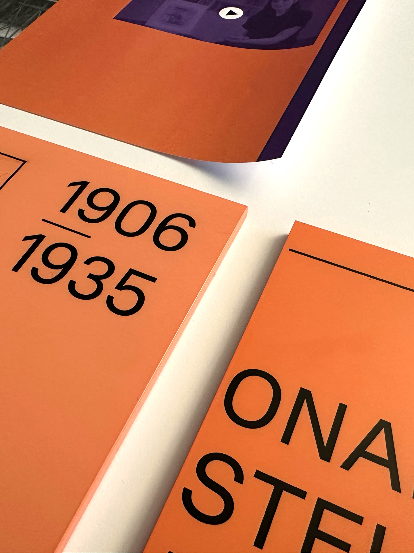 Detailaufnahme von orangenen Schilder mit schwarzem Text