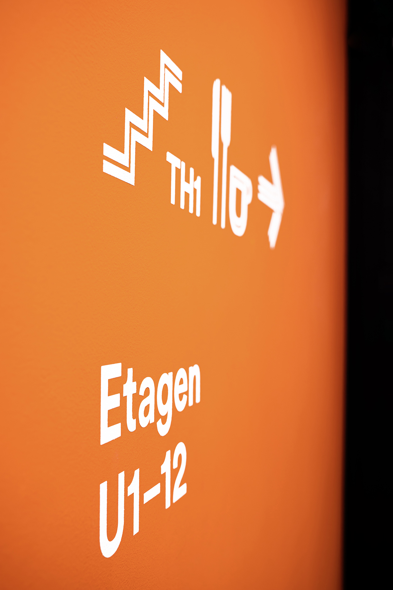 Nahaufnahme Orientierung weiße Schrift auf orangener Farbe