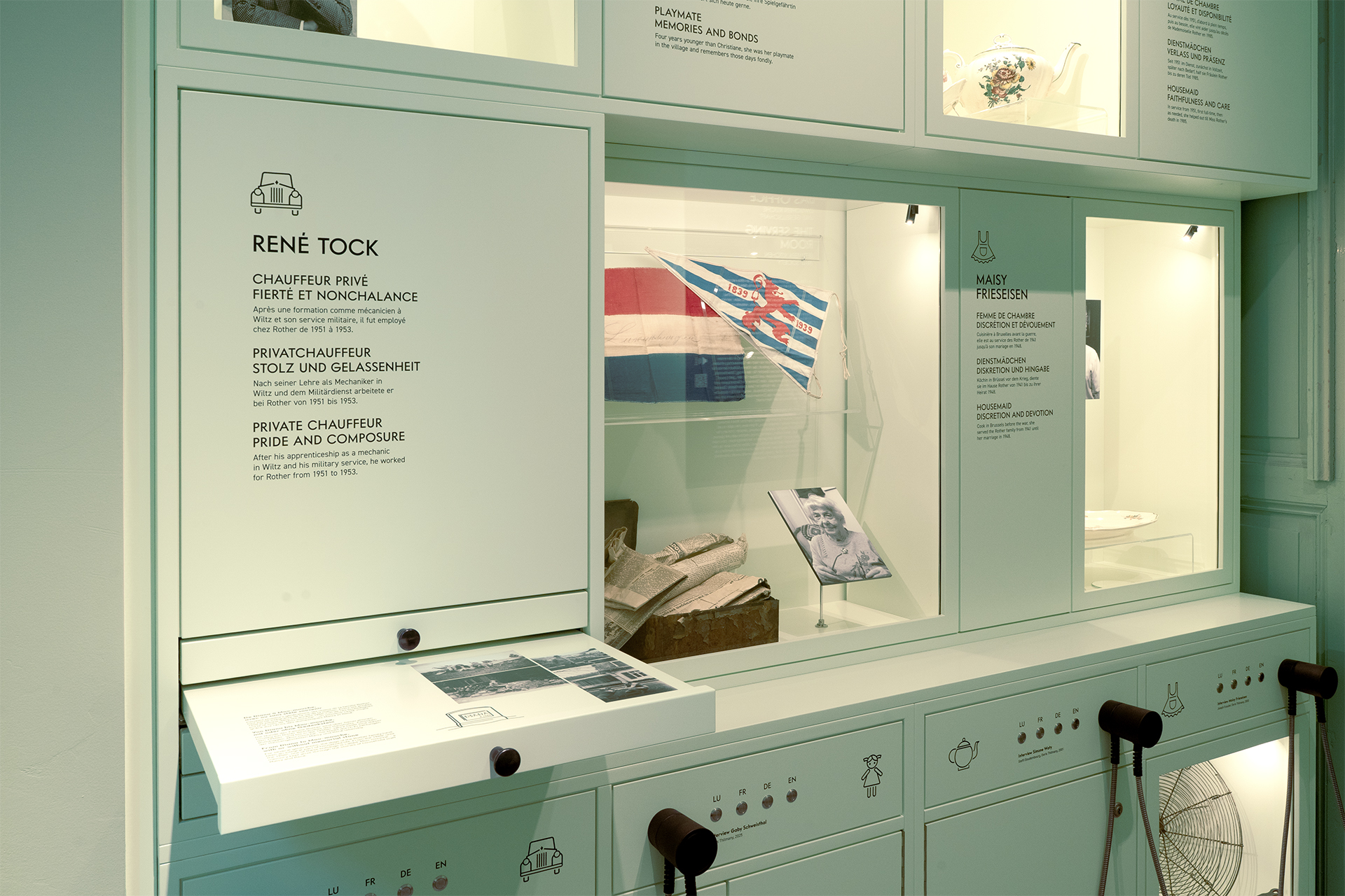 große mintfarbener Vitrinenschrank mit Hörstationen
