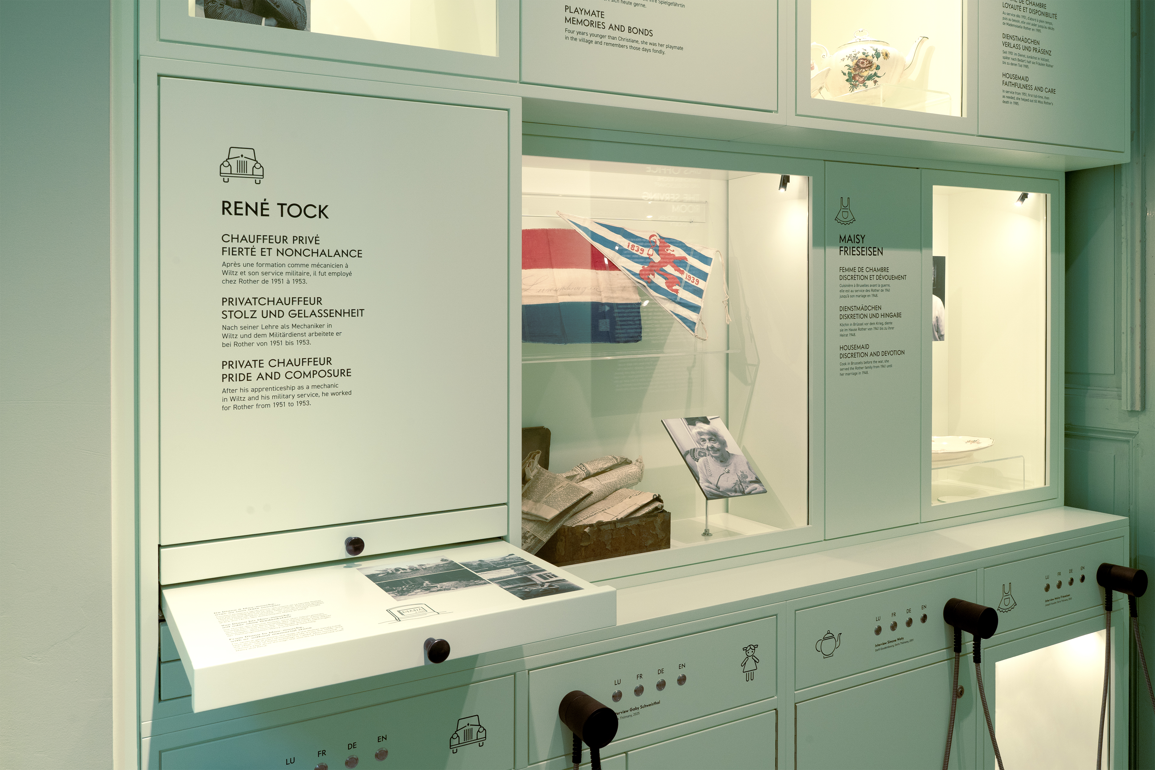 Ausstellungswand mit verschiedenen Auszügen und Einhandkopfhörern